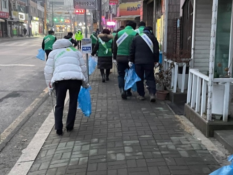 3. 파주시 새마을회 환경봉사단, ‘새벽종’ 줍깅데이 실시 (1).jpg