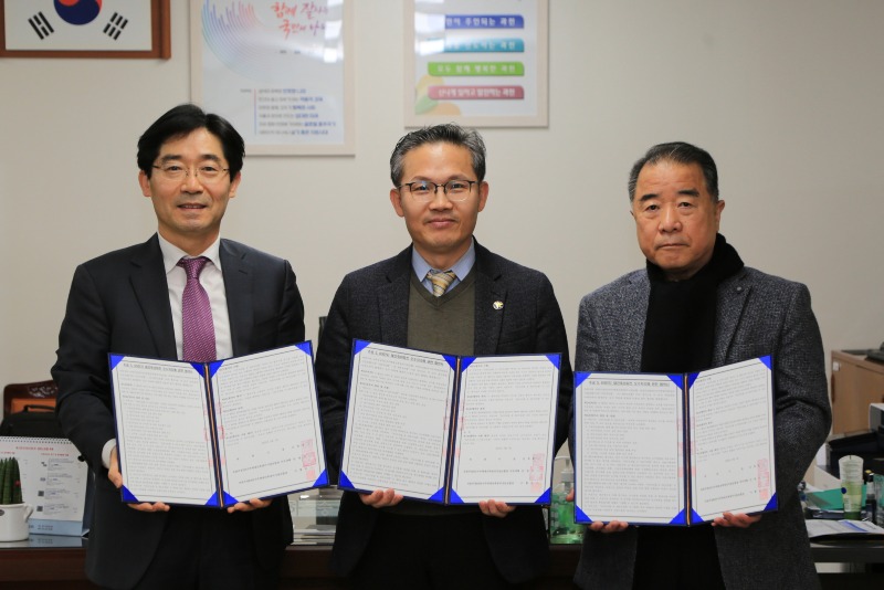 좌측부터 이형진 8,9단지 재건축 조합장, 하승진 과천부시장, 민명기 주공5단지 조합장 직무대행.JPG