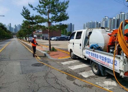 수원시, 가로수에 염분중화제 살포해 제설제로 인한 염분 피해 최소화한다.jpg