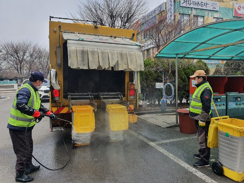 수원시, 음식물류 폐기물 전용수거용기 매달 세척한다.jpg