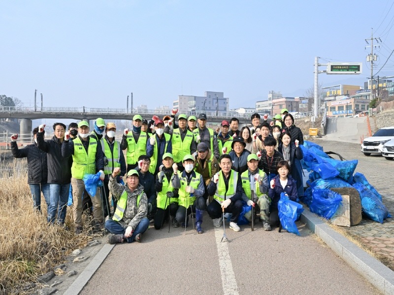 3-1. 백영현 포천시장, 봄맞이 대청소 솔선 참여.jpg