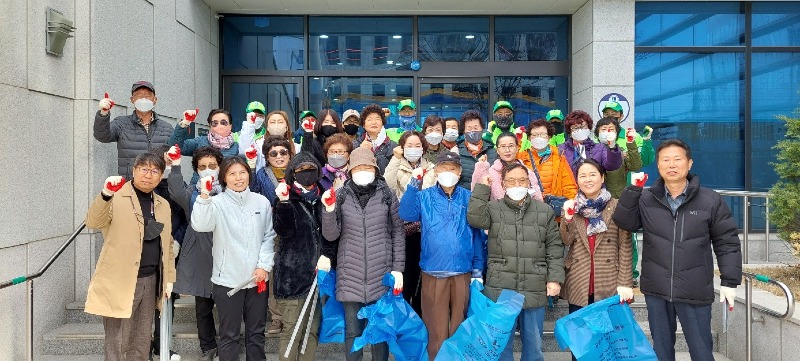 2. 팔달구 고등동 주민과 함께하는 새봄맞이 대청소 실시.jpg