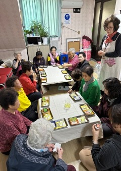 3.동두천시 생연동 행복마을관리소, 경로당 방문 ‘찾아가는 꽃차 체험’ 운영 (1).jpeg