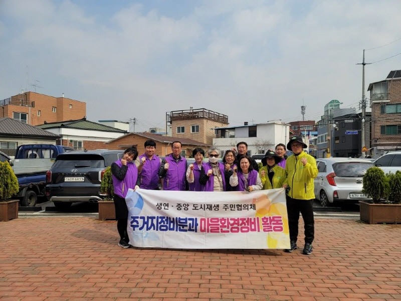 4.동두천시 도시재생 주민협의체, 봄꽃 식재로 마을 환경미화활동 실시.jpg