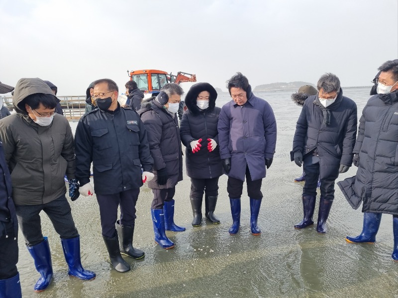 (자료사진) 심덕섭 고창군수가 패류양식장 허가 관련 주민과 이야기를 나누고 있다.jpg