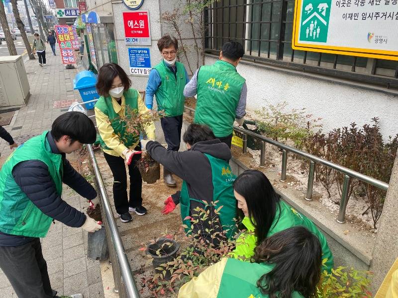 (광명3)광명시 광명2동 새마을지도자협의회·부녀회는 6일 2023년 새봄맞이 꽃 심기 행사를 실시했다.jpg