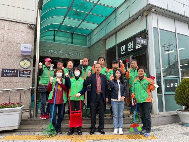 (광명2-1)광명시 광명6동 자율방재단은 지난 6일 우천 시를 대비하여 관내 빗물받이 및 배수로를 정비했다.jpg