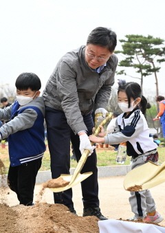 71.안산시, 식목일 기념 호수공원에 팽나무 등 1만1,430본 식재 (1).jpg