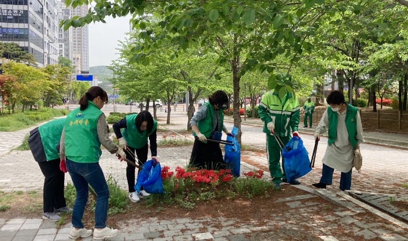 4.24 (3번 기사) 광교1동 새마을문고회, 쓰레기 줍깅데이 (1).jpg