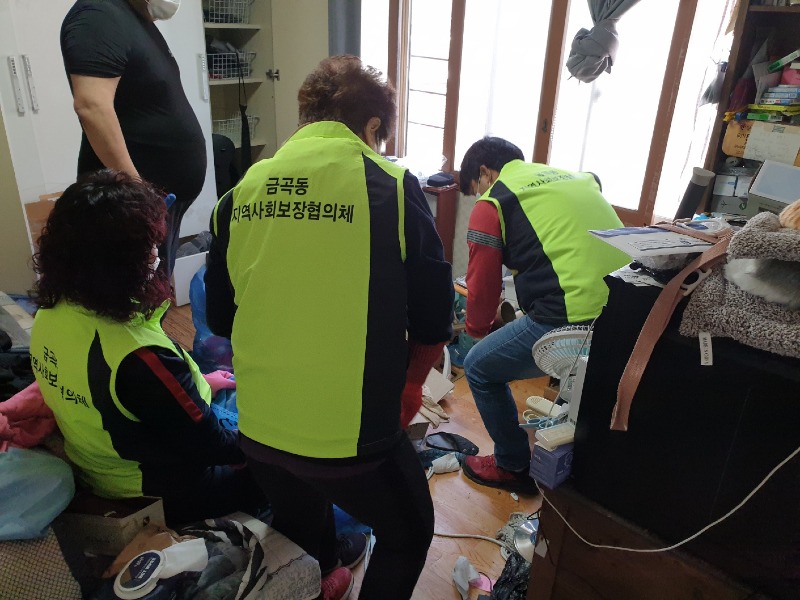 (0428)[금곡동]남양주시 금곡동 지역사회보장협의체, 복지사각지대 발굴 가정에 집 청소 지원 실시(사진2).jpg