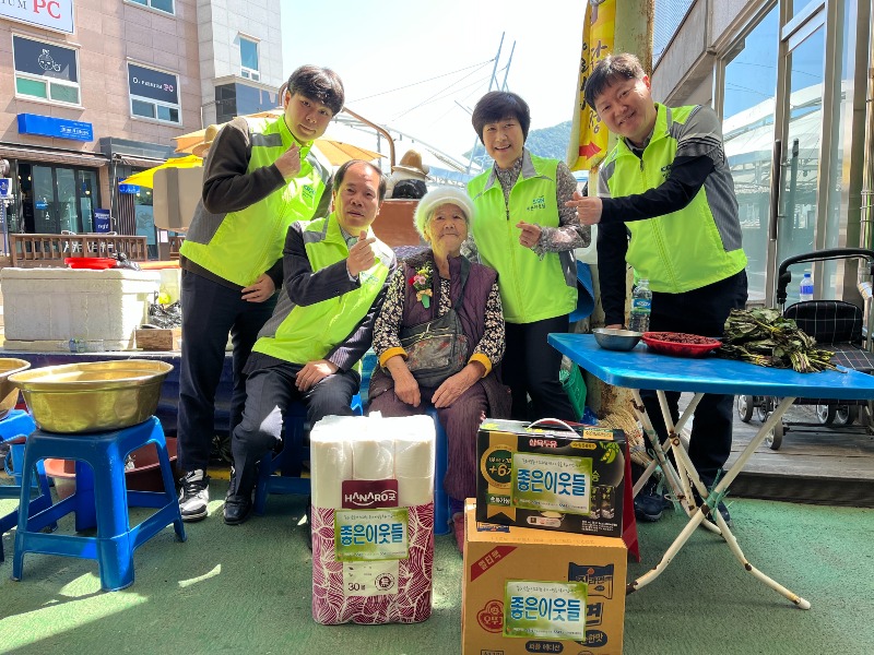 한국전력공사 정선지사 사회복지협의회 어버이날 카네이션 나눔 (1).jpg