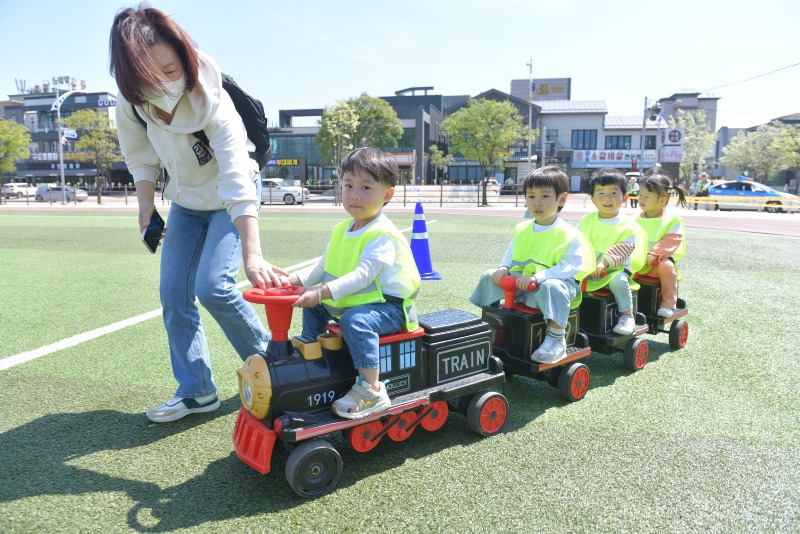 수정됨_20230503제15회 어린이집 새싹축제5545.jpg