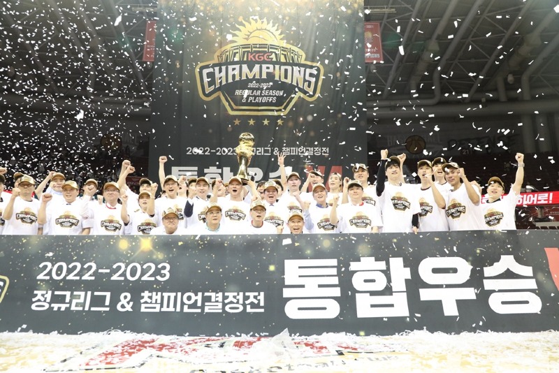 7일 안양체육관에서 열린 2022~2023 프로농구 챔피언결정전 7차전에서 연장전까지 가는 접전 끝에 KGC인삼공사가 서울SK에 100대 97로 승리했다. 사진1.jpg