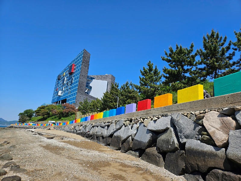 10-3 여수 신월 해안로 ‘무지개색 오션뷰 힐링로드’로 가꿔.jpg