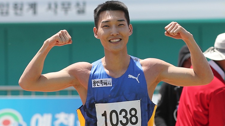 6-1. ‘제51회 KBS배 전국육상경기대회’에서 대회 신기록을 작성하며 금메달을 거머쥔 높이뛰기 우상혁 선수.jpg