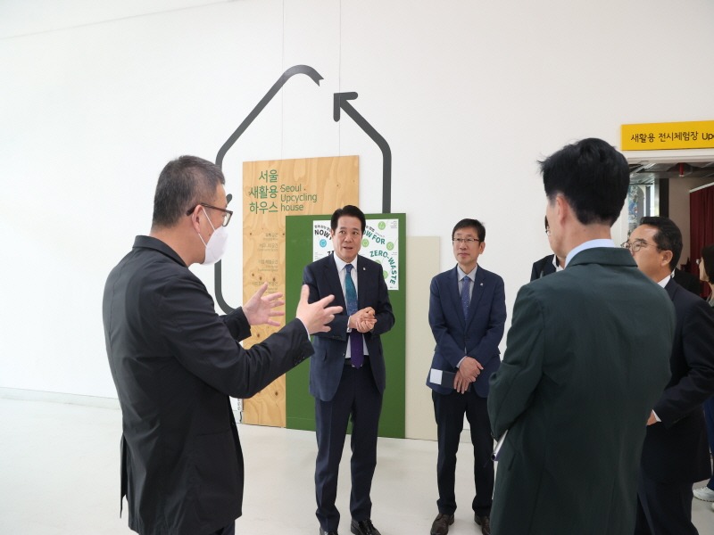 1_최대호 안양시장이 업사이클센터 사업 추진 벤치마킹을 위해 서울새활용플라자를 방문했다(1).jpg