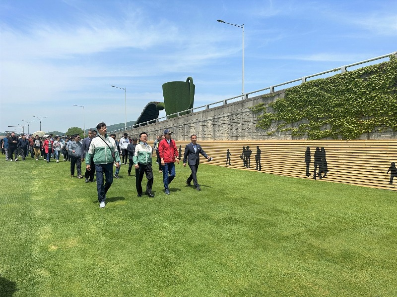 1.지난 9일 정원박람회를 벤치마킬하기 위해 이완섭 서산시장과 100여 명의 공무원이 정원박람회를 찾았다.jpg