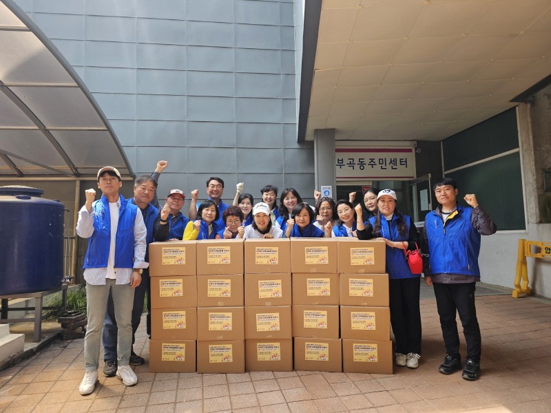 4.(사진)부곡동지보체 식품꾸러미 전달.jpg