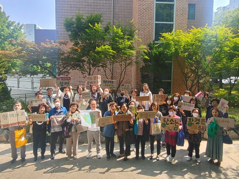 (광명3)광명시 하안3동 통장협의회는 지난 16일 행복홀씨 입양사업으로 가꾸어진 관내 화단을 찾아 일상생활에서부터 시작하는 지구와 환경을 위한 작은 실천을 선언했다.jpg