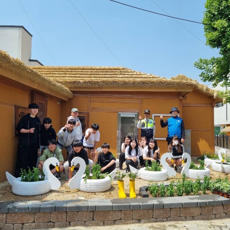 230519(금)지역주민과 함께하는 정원만들기 사진자료 (1).jpg