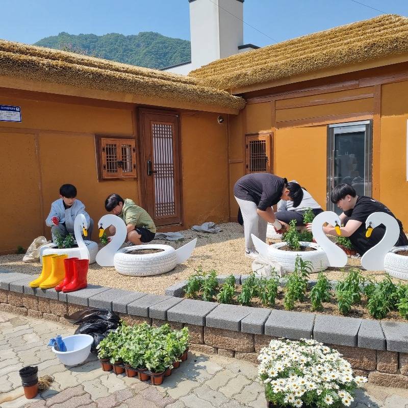 230519(금)지역주민과 함께하는 정원만들기 사진자료 (2).jpg