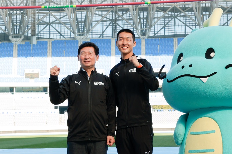 7-1. 이상일 용인특례시장이 우상혁 선수와 높이뛰기 바 앞에서 기념촬영을 하고 있다..jpg