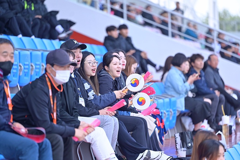 뛰어난 실력의 강릉시청 직장운동경기부  깜짝 선행에 눈길(팀킴-강릉시민축구단01).jpg