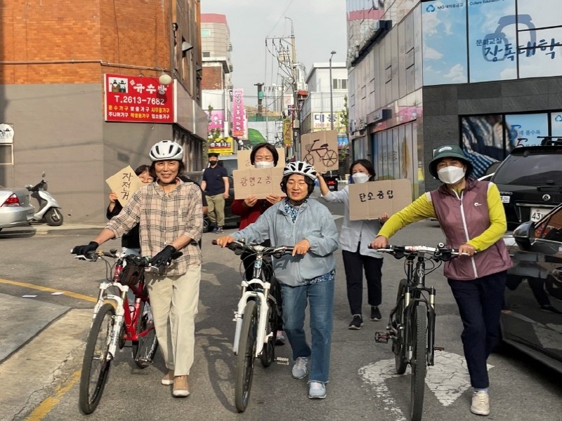(광명3)광명시 광명2동 통장협의회는 지난 22일 관내 대로변과 골목 등에서 탄소중립 실천을 위한 자전거 타기 생활화 캠페인을 펼쳤다 (1).jpg