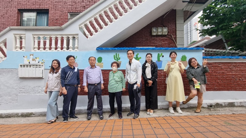 (광명2)광명시 철산2동 주민자치회는 23일 연서일로 9번길 일대 주택가 골목길에서 진행한 「우리마을 벽화그리기 사업」을 완료했다.jpg