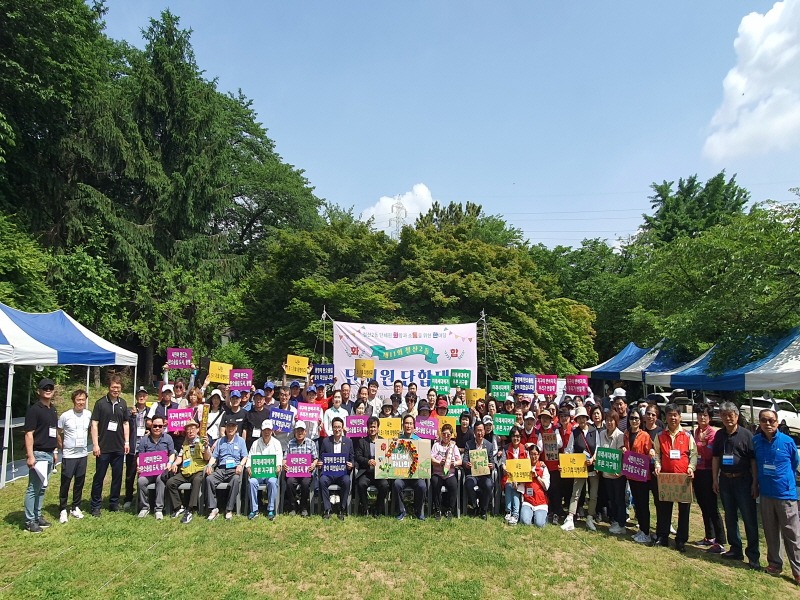 (광명3)광명시 철산2동 전 단체원 및 직원 150여 명이 지난 20일 열린 ‘철산2동 단체원 단합대회’에서 기후위기 극복을 위한 탄소중립 실천에 동참할 것을 결의했다.jpg