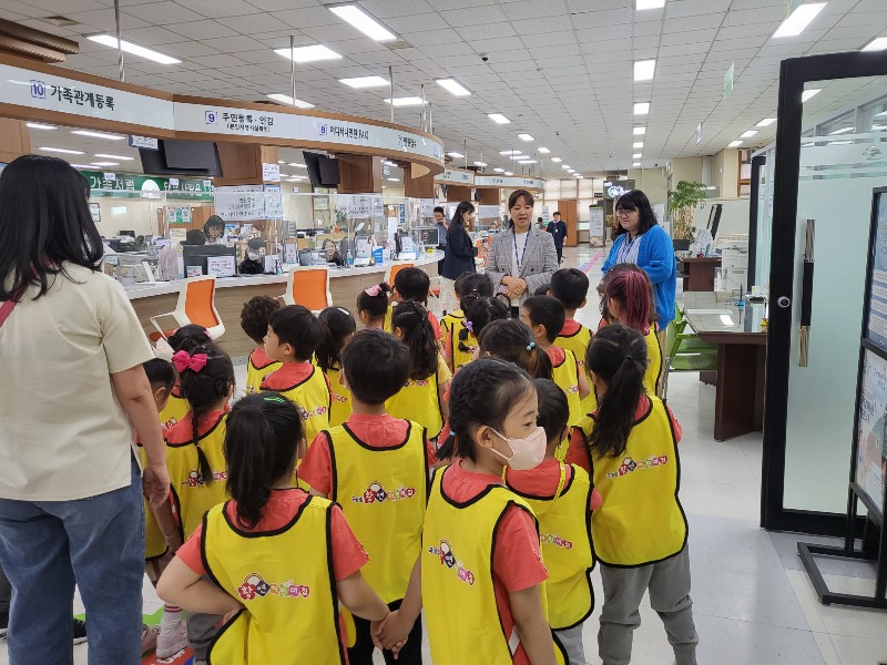 6. 황연어린이집 원생 시청 견학(2).jpg