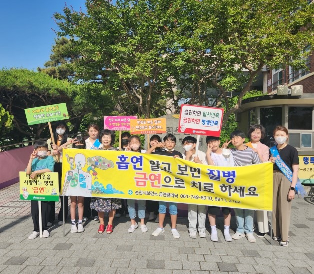 7.순천시가 지난 22일 등굣길 금연 캠페인을 펼쳤다.jpg