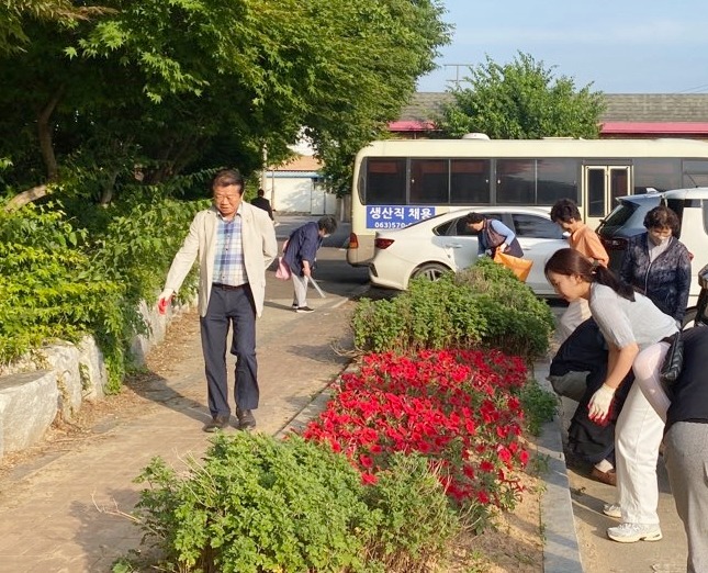 0608 정읍시 시기동 주민자치회 환경정화 활동 펼쳐.jpg