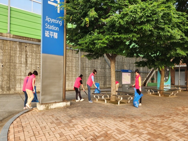 [크기변환]05 지평면 도로변 환경정화 활동.JPG