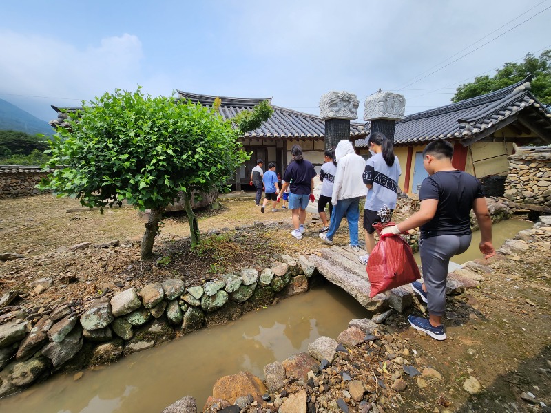 신림면-가평초 학생들과 함께 현충시설 환경정비 추진.jpg