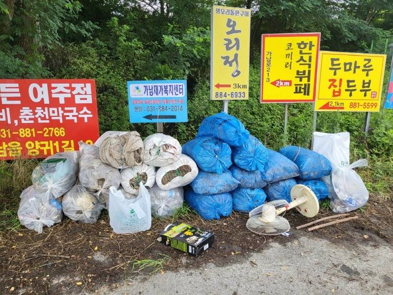 [크기변환]지역01- 가남읍 주요 도로변 방치생활폐기물 청소 실시 (1).jpg