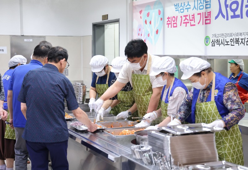 시장과 함께하는 동네한바퀴(노인복지회관 어르신 배식 봉사)2.jpg