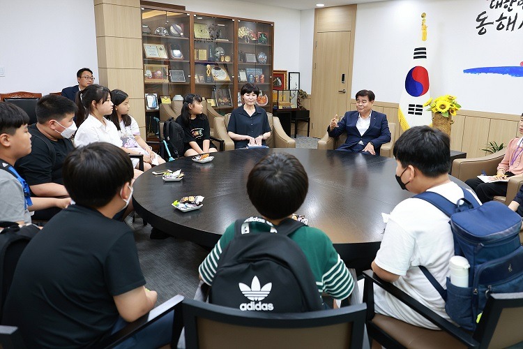 4. 삼화초교 학생 동해시장과 만남의 시간 가져 (2).jpg