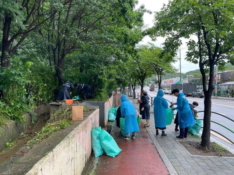 2.(사진)자율방재단 빗물받이 청소(2).jpg
