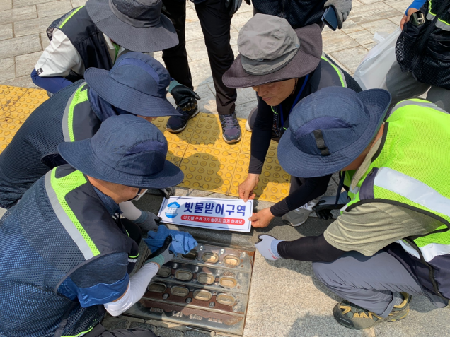 수원시 행궁동 경기행복마을관리소, 빗물받이 구역에 쓰레기 투척 금지 스티커 부착.png