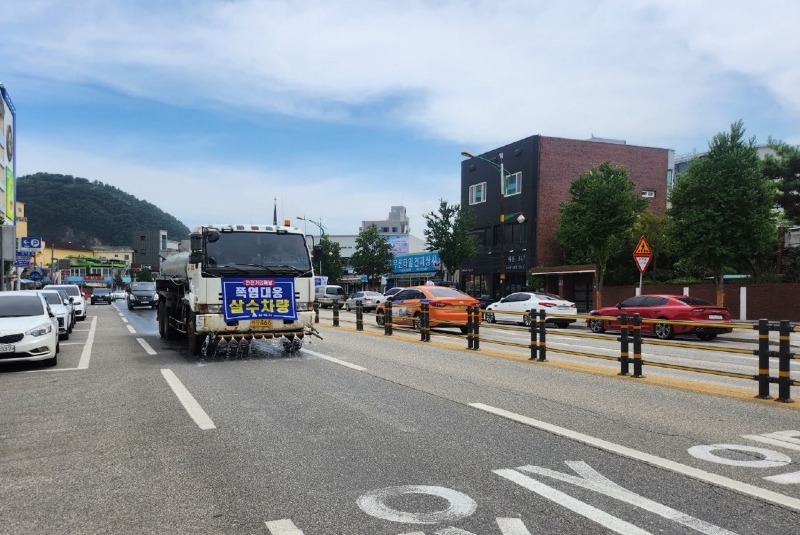 폭염 대비 도로 살수 작업2.jpg