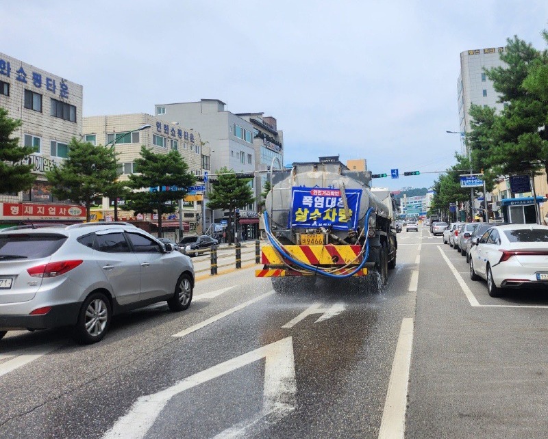 폭염 대비 도로 살수 작업1.jpg