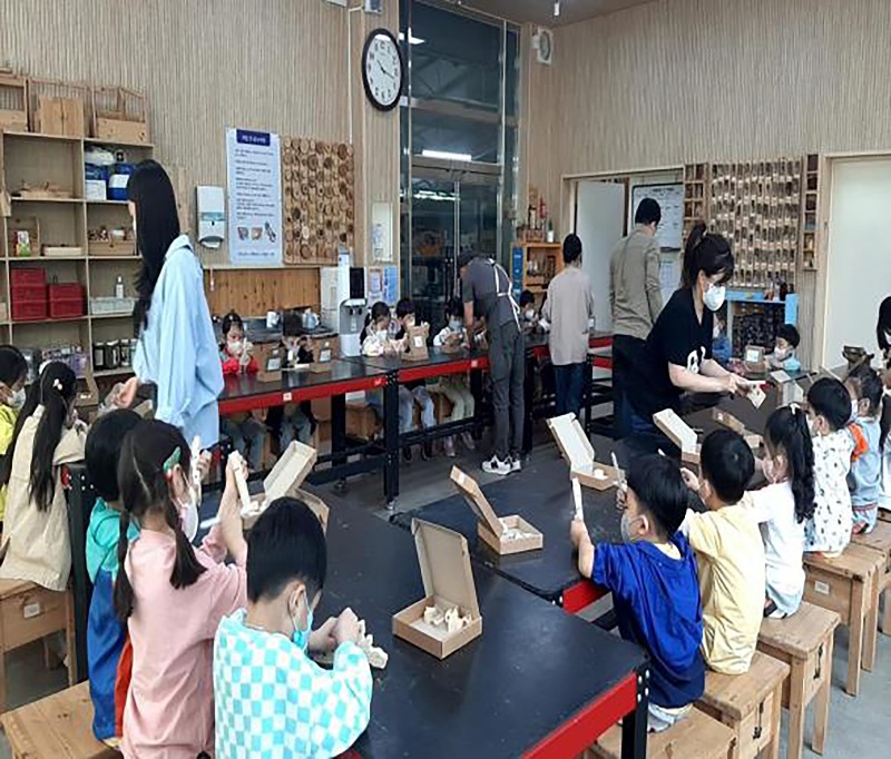 녹지과-성남시식물원 내 목공체험장에서 진행 중인 원목 생활 소품만들기 프로그램.jpg