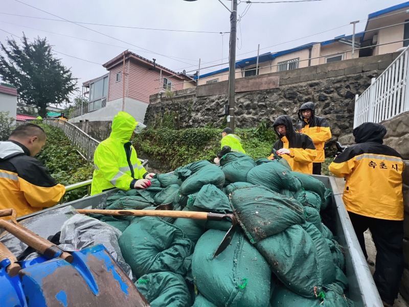 토사유출로 인한 붕괴 위험지역 복구작업 (5).JPG