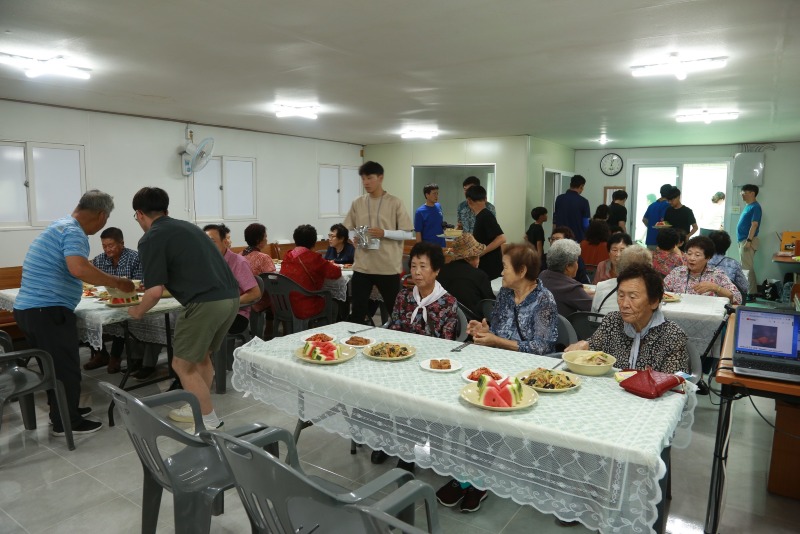 5. 동해성문교회, 삼계탕 나눔 봉사 및 위문 공연 (2).jpg