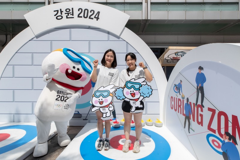 1.-1. 강릉 시청 소속 컬링단 팀 킴(team KIM)의 김초희(좌) 김경애(우) 선수.jpg