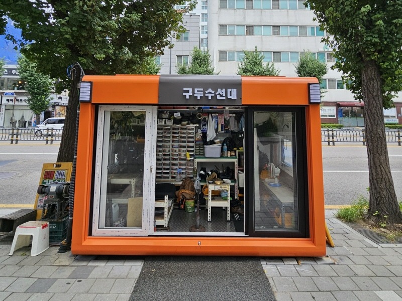 (광명2)광명시는 보행환경 개선과 도시 미관 향상을 위한 거리비우기 사업의 일환으로 노후화된 구두수선대를 새롭게 디자인하여 교체했다고 7일 밝혔다.jpg