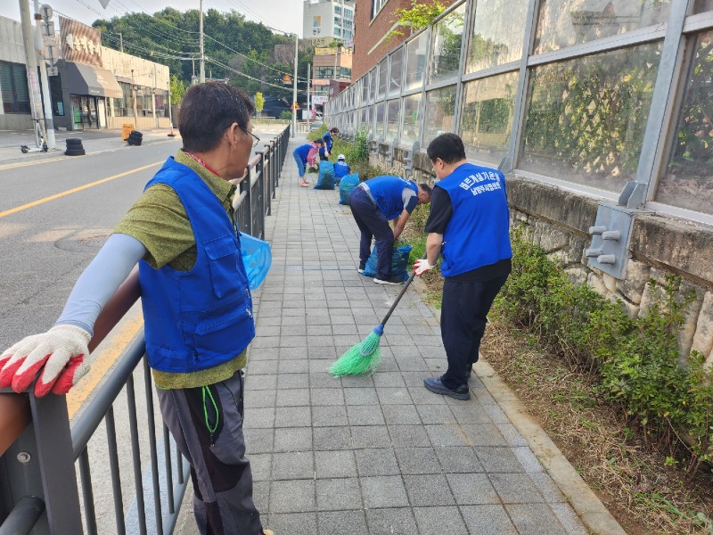 (0912)[다산1동]남양주시 다산1동 바르게살기위원회, 미금중학교 주변 쓰담데이 실시(사진1).jpg