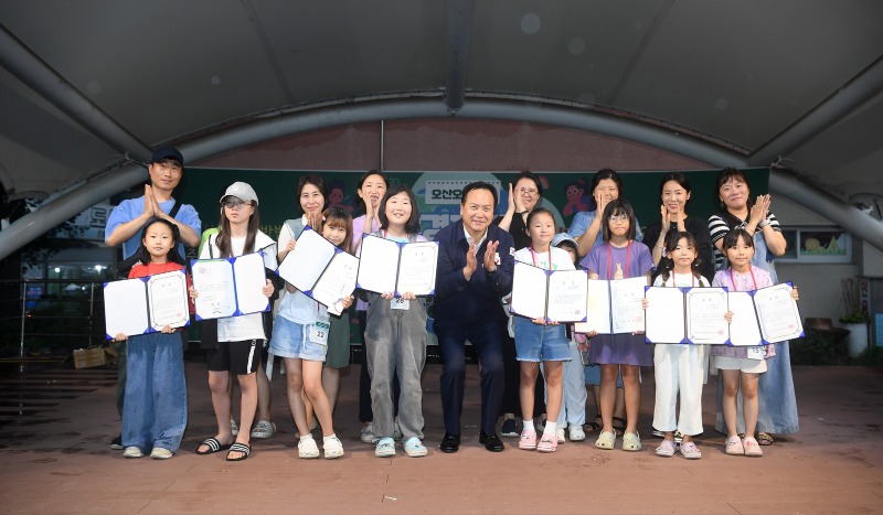 3-1 오산오색시장 ‘환경지킴이 오색어린이 사생대회’ 수상자와 함께.jpg