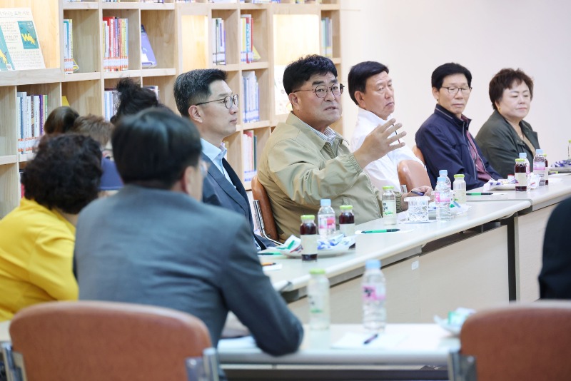 평생학습동아리 대표들과 차담회3.jpg